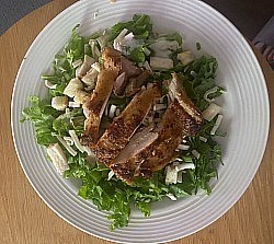 鶏胸肉のシーザーサラダ Cesar salad with chicken breast ¥800